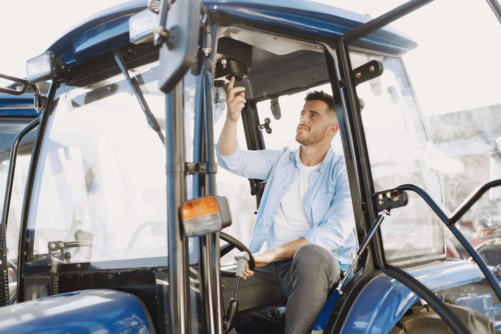 Tractor poetsen: Professioneel en Grondig | Eye4Clean 2 Tractor Poetsen met hogedrukreiniger, zonder schade aan de lak of onderdelen.