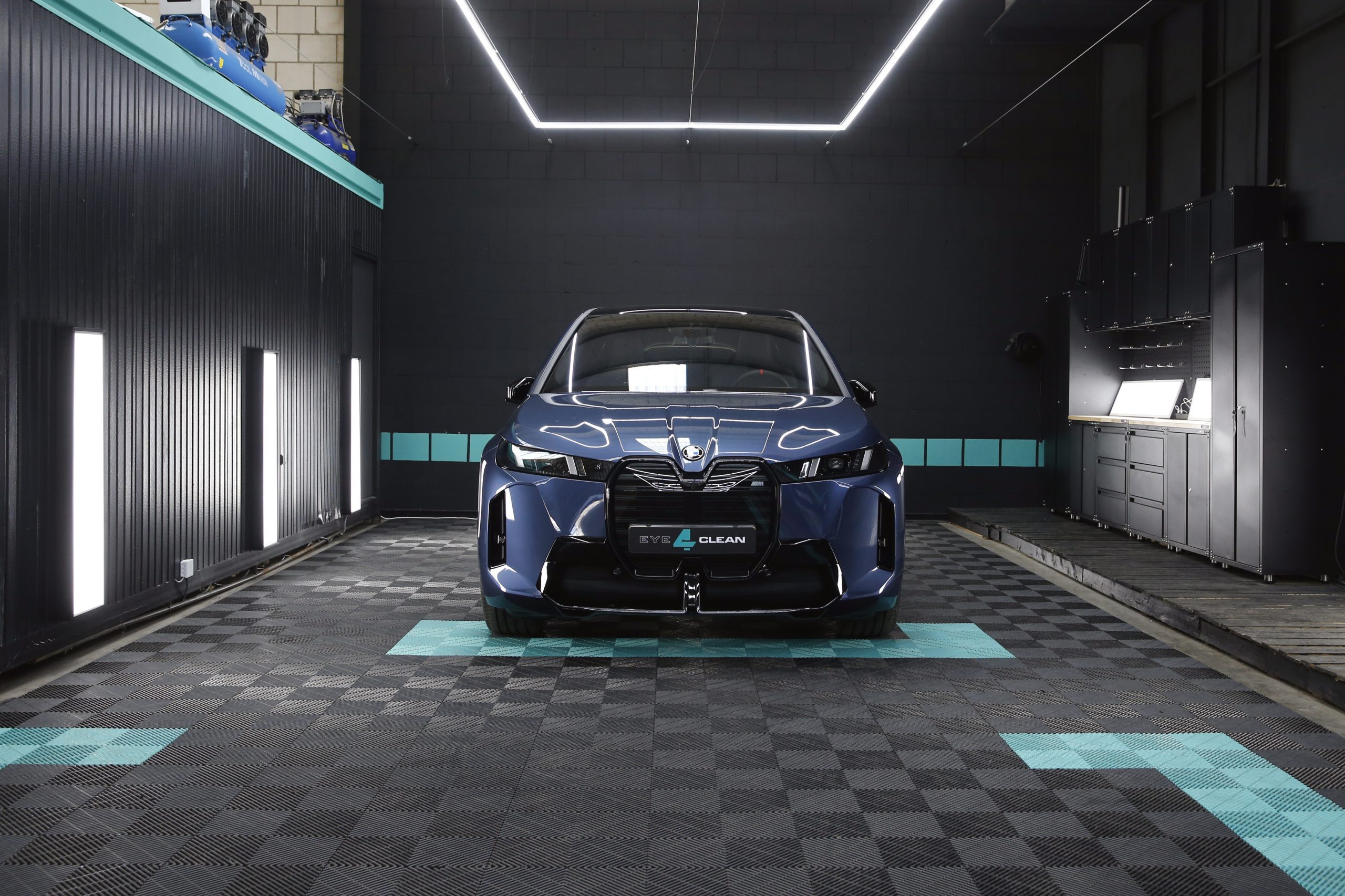 Prijzen & Pakketten 4 Donkere autolak na zorgvuldige handwas